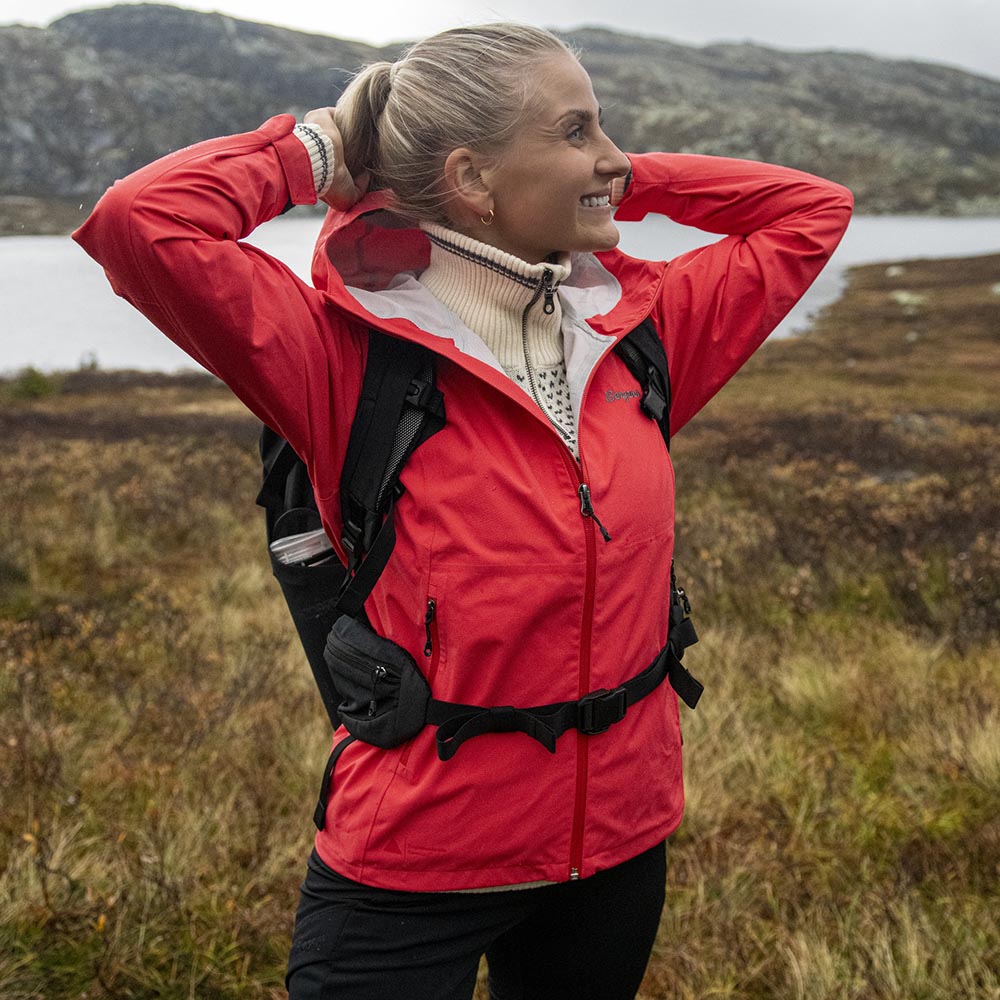 Bergans Essentials 2.5L Shell Jacket Women Peachy Red