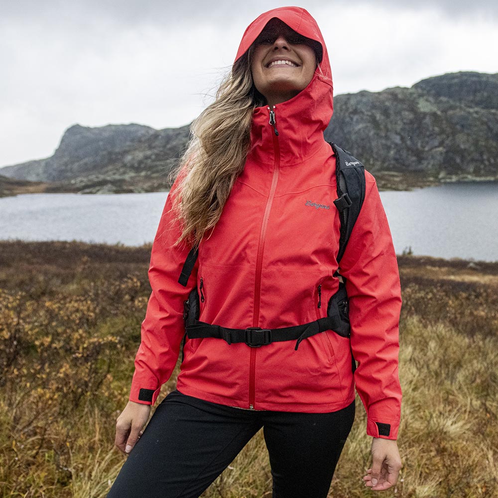 Bergans Essentials 2.5L Shell Jacket Women Peachy Red