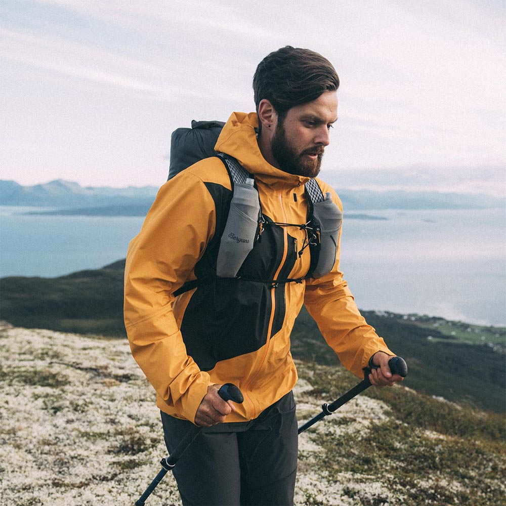 Мъжко хардшел яке Bergans Y LightLine Air 3L Shell Jacket Men Mango Yellow / Dark Shadow Grey 2025