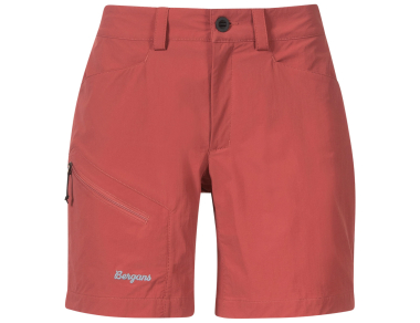 The Bergans Vaagaa Light Softshell Shorts in rusty dust offer a lightweight, pleasant-to-touch, breathable fabric, ideal for mountain and sports activities!