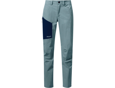 The women's hiking pants Bergans Vaagaa Light Softshell pants are lightweight and breathable, ideal for summer adventures in the city and the mountains!