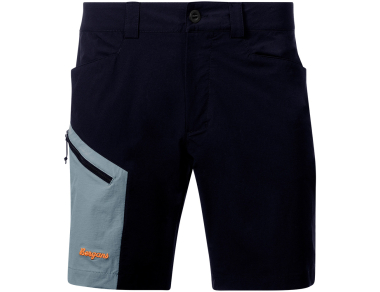 The Bergans Vaagaa Light Softshell Shorts in black husky blue are ultra-lightweight and elastic, making them the perfect choice for climbing and hiking!